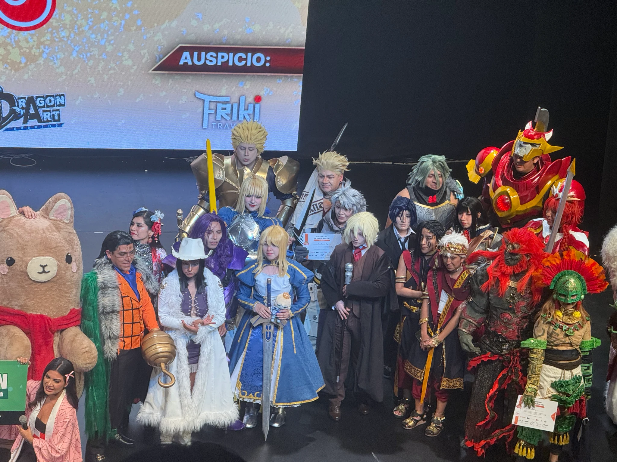 Grupo de cosplayers reunidos durante un evento.