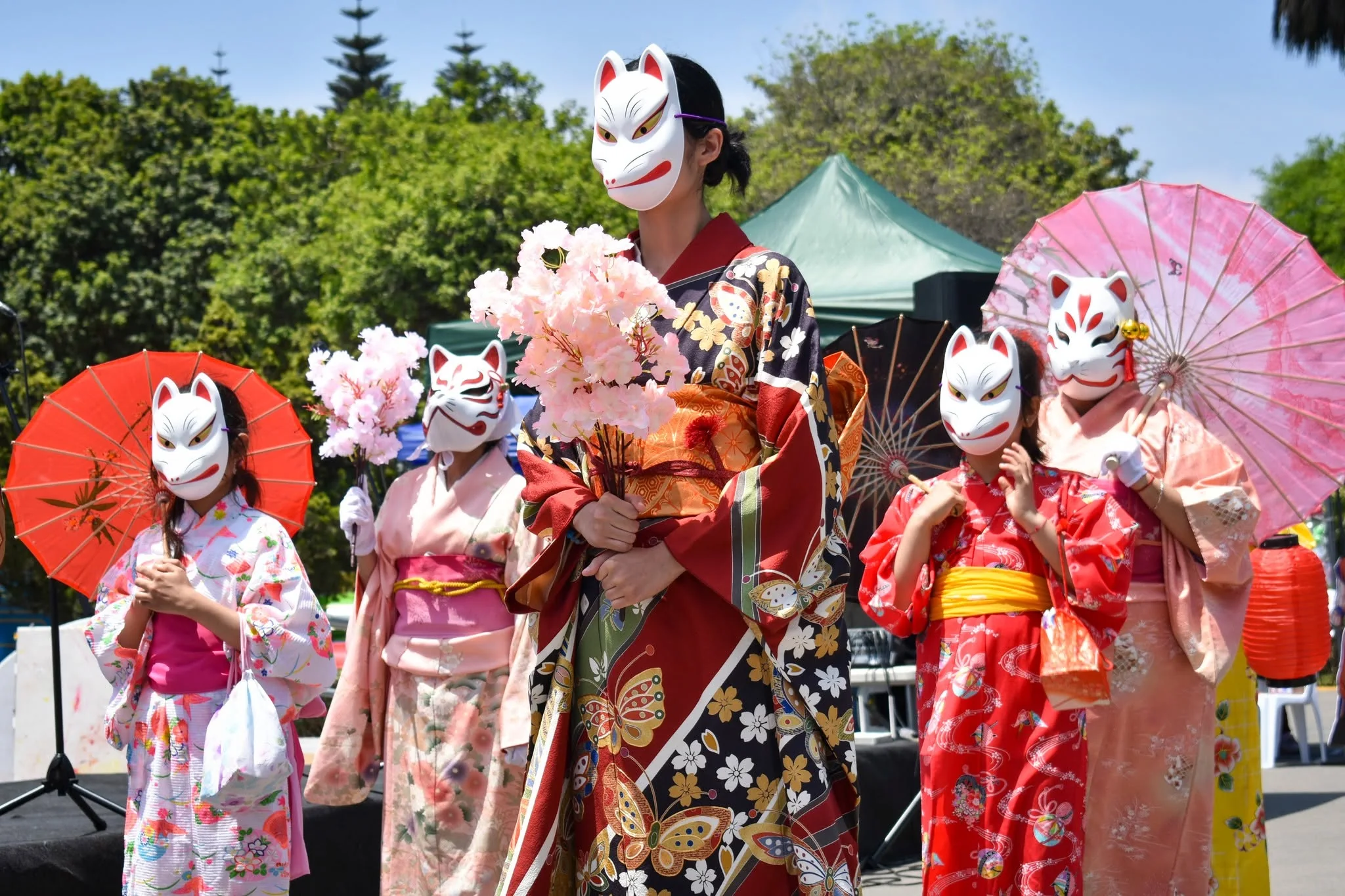 Grupo con máscaras de zorro y vestuario temático durante un evento al aire libre.